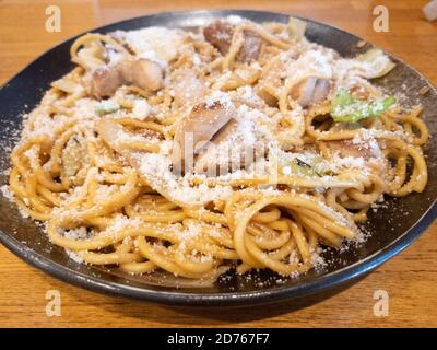 Hiruzen yakisoba avec fromage râpé à Okayama, Japon. Banque D'Images