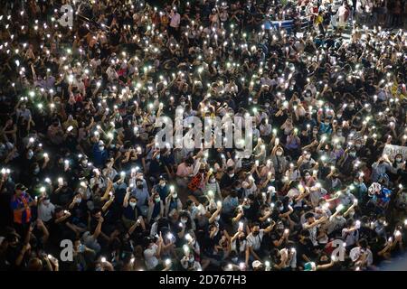 Bangkok, Thaïlande. 20 octobre 2020. Les manifestants allument leur lampe de poche pendant la manifestation. Des centaines de personnes se sont rassemblées devant le centre commercial plaza Pinklao, appelant le gouvernement à suivre trois propositions : réécrire, démissionner, réformer. Crédit : SOPA Images Limited/Alamy Live News Banque D'Images