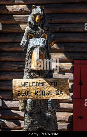 Des ours en bois sculpté accueillent les visiteurs à Blue Ridge, en Géorgie, sur main Street, au centre commercial Blue Ridge Mountain Mall, dans le centre-ville de Blue Ridge. (ÉTATS-UNIS) Banque D'Images