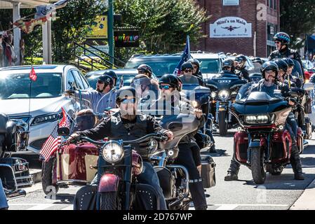 Défilé de motos Pro-Trump sur main Street dans le centre-ville de Blue Ridge, en Géorgie, le 17 octobre 2020. Banque D'Images