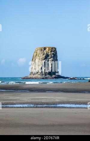 Une pile de mer au large de 2nd Beach, Olympic Coast National Marine Sanctuary / National Park, Washington, Etats-Unis. Banque D'Images