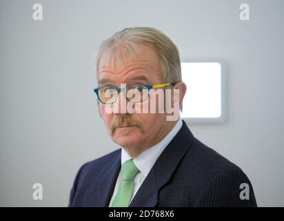 Spreetal, Allemagne. 19 octobre 2020. Manfred Heine (indépendant), maire de Spreetal, parle lors de l'ouverture du Dock3 Lauritz dans le parc industriel de Schwarze Pumpe. Credit: Soeren Stache/dpa-Zentraqlbild/ZB/dpa/Alay Live News Banque D'Images