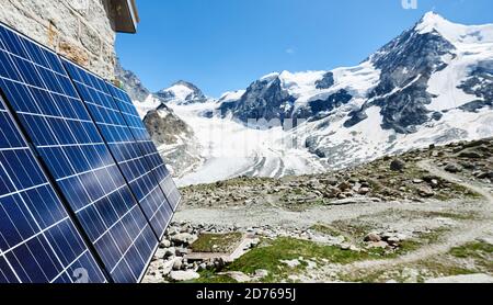 Gros plan aperçu des modules solaires installés sur les murs de la cabane alpine dans les Alpes suisses comme source d'énergie alternative, concept d'énergie alternative Banque D'Images