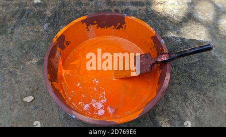 Vue magnifique sur la couleur orange sur une marmite en plastique. Banque D'Images