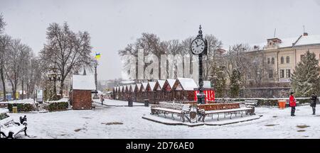 Ternopil, Ukraine 01.05.2020. Taras Shevchenko Boulevard à Ternopol, Ukraine, un matin d'hiver enneigé Banque D'Images