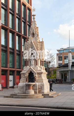 Londres, Royaume-Uni - 25 avril 2019 : Fontaine de la Madeleine St Lawrence et Mary, les gens marchent à proximité Banque D'Images