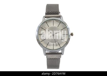 Montre classique argentée ronde pour femmes avec bracelet en maille métallique, cadran blanc isolé sur fond blanc. Banque D'Images