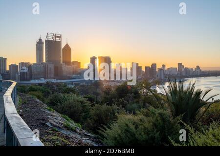 Vue sur la ville de Perth au lever du soleil depuis Kings Park. Banque D'Images