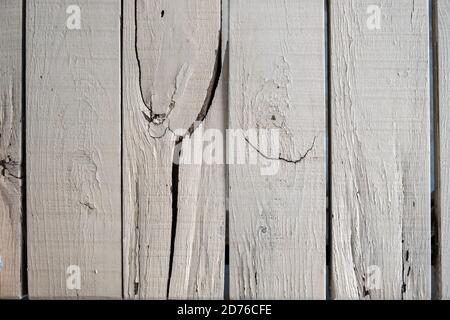 Arrière-plan en bois, texture. Planches de bois anciennes et abîmés, matériaux de sol ou de mur, bandes verticales, couleur naturelle Banque D'Images