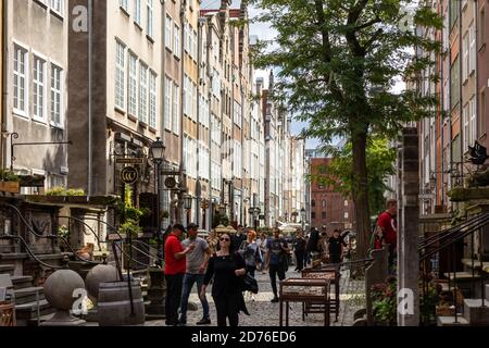 Gdansk, Pologne - 6 septembre 2020 : groupe de personnes sur la rue Mariacka, la principale rue commerçante de l'ambre et des bijoux dans la vieille ville hanséatique de GDA Banque D'Images