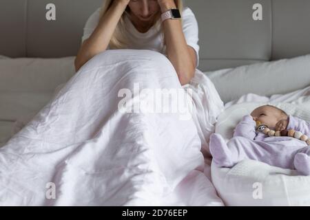 Mère fatiguée souffrant de dépression postnatale. Soins de santé mère maternité stressante. Restez à la maison pendant la pandémie de covid-19 du coronavirus Banque D'Images