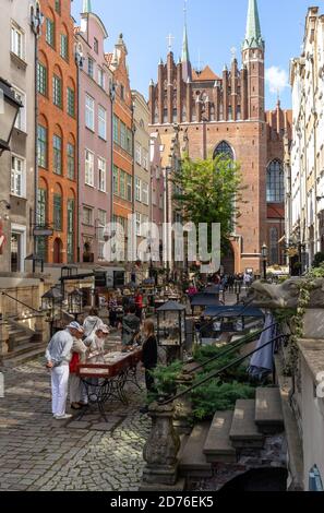 Gdansk, Pologne - 6 septembre 2020 : groupe de personnes sur la rue Mariacka, la principale rue commerçante de l'ambre et des bijoux dans la vieille ville hanséatique de GDA Banque D'Images