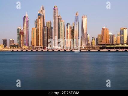 Vue sur UNE marina de Dubaï après le coucher du soleil. Prise de vue réalisée à partir de Palm Jumeirah, île artificielle. Dubaï, Émirats arabes Unis. À l'extérieur. Banque D'Images