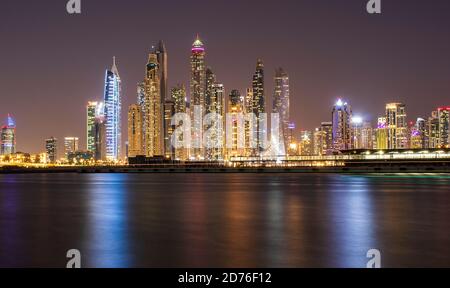 Vue sur UNE marina de Dubaï la nuit. Prise de vue réalisée à partir de Palm Jumeirah, île artificielle. Dubaï, Émirats arabes Unis. À l'extérieur. Banque D'Images