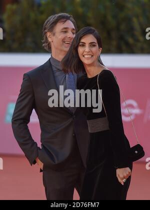 Italie, Rome, 20 octobre 2020 : jour 6 du Festival du film de Rome. Tapis rouge du film 'Calabre, Terra mia' en photo : acteur Raoul Bova et sa femme Rocio Munoz Morales photo © Fabio Mazzarella/Sintesi/Alay Live News Banque D'Images