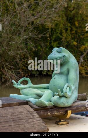 déco jardin grenouille faisant du yoga. drôle de sculpture comique de grenouille ou statue pour le jardin. ornement jardin humoristique de grenouille. méditation sculpture de grenouille. Banque D'Images