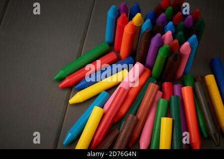 ensemble de crayons de couleur pour les tout-petits. Utilisé à l'âge préscolaire pour apprendre à colorer et à peindre des images Banque D'Images