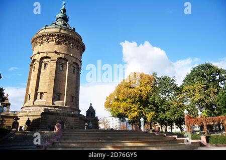 Les Allemands et les voyageurs étrangers visitent Mannheimer Wasserturm à pied Jardins du château d'eau dans le parc public de la place Friedrichsplatz à Mannheim c Banque D'Images