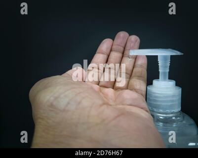 Se laver les mains avec un désinfectant antibactérien pour les mains, du gel de désinfection. Mise au point sélective Banque D'Images