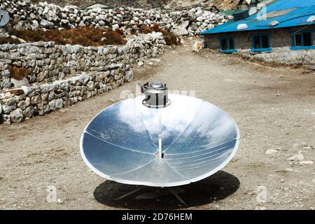 Réchauffer la théière dans une cuisinière solaire. Concept d'écologie. Énergies vertes renouvelables. Népal. Himalaya. Banque D'Images