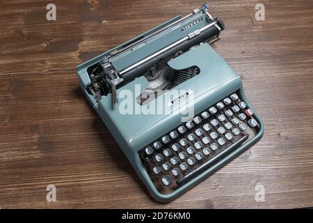 Udine, Italie. 20 octobre 2020. Une ancienne machine à écrire Olivetti, modèle de lettre 22 sur une table en bois Banque D'Images