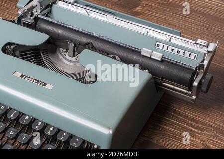 Udine, Italie. 20 octobre 2020. Une ancienne machine à écrire Olivetti, modèle de lettre 22 sur une table en bois Banque D'Images