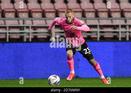 Joe Ward (23) de Peterborough United s'avance avec bille Banque D'Images