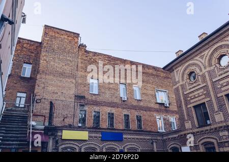 Façades de plusieurs bâtiments en briques à Vladivostok avec 2 vides bannières colorées Banque D'Images