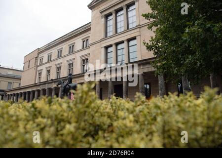 Berlin, Allemagne. 21 octobre 2020. Derrière les buissons, vous pouvez voir le musée Neues sur l'île des musées. Sur l'île aux musées de Berlin, des dizaines d'œuvres d'art auraient été délibérément endommagées. Selon les médias, les dommages ont déjà eu lieu le 3 octobre. Les dégâts concernent environ 70 objets dans le musée de Pergame, le musée Neues, l'Alte Nationalgalerie et d'autres endroits. Ils avaient été éclaboussés avec un liquide huileux. Credit: Paul Zinken/dpa-Zentralbild/dpa/Alay Live News Banque D'Images