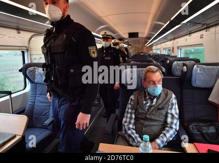 Leipzig, Allemagne. 21 octobre 2020. Les policiers fédéraux contrôlent le respect des règles d'hygiène dans LA GLACE 602 de Munich à Hambourg, en particulier le port d'une couverture nez-bouche. Selon la Deutsche Bahn, des mesures de prévention et de contrôle sont régulièrement mises en œuvre dans les trains et les gares de toute l'Allemagne, avec le soutien de la police fédérale. Credit: Martin Schutt/dpa-Zentralbild/dpa/Alay Live News Banque D'Images