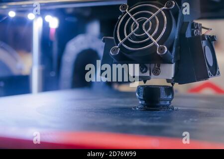 Imprimante automatique tridimensionnelle imprimer le modèle en plastique au salon de la technologie moderne - gros plan. Impression 3D, futuriste, équipement Banque D'Images