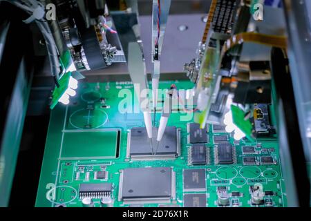 Technologie automatisée, industrielle, robotique, électronique, production, concept de fabrication. Équipement de machine d'automatisation pour les tests de qualité de l'imprimé Banque D'Images