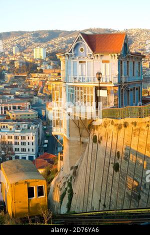 Ascenseur traditionnel dans les collines de Valparaiso, région de Valparaiso, Chili, Amérique du Sud Banque D'Images