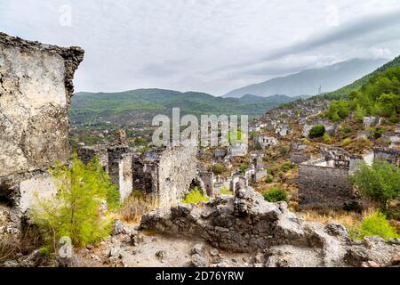 Vue sur la ville fantôme de Kayakoy, Turquie Banque D'Images