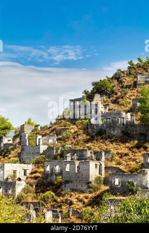 Vue sur la ville fantôme de Kayakoy, Turquie Banque D'Images