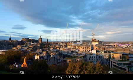 Vue d'Édimbourg en début de matinée depuis Calton Hill, Écosse, Royaume-Uni. L'aménagement immobilier du quartier de New St James en construction est visible sur le Banque D'Images