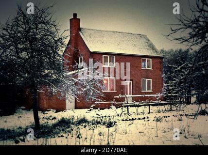 Photographie vintage d'un cottage typique de campagne hiver 1975, Shropshire, Angleterre Banque D'Images