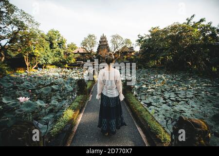 Photo de vacances jeune femme visitant le temple de Lotus Saraswati bali Banque D'Images