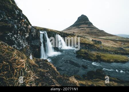 Vue sur la célèbre montagne Kirkjufell Islande. Kirkjufell est l'un des plus beaux patrimoine naturel d'Islande Banque D'Images