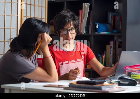 L'apprentissage à distance pendant le verrouillage-mère aide l'élève avec des études à domicile, Surrey, Royaume-Uni Banque D'Images