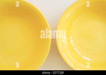 Deux plaques jaunes sur fond blanc Banque D'Images