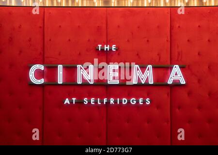 Selfridges Londres, Royaume-Uni, 11 novembre 2019: Cinéma d'intérieur le cinéma à Selfridges Banque D'Images