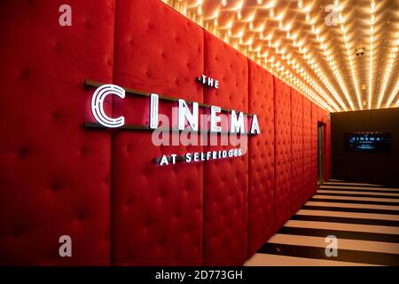 Selfridges Londres, Royaume-Uni, 11 novembre 2019: Cinéma d'intérieur le cinéma à Selfridges Banque D'Images