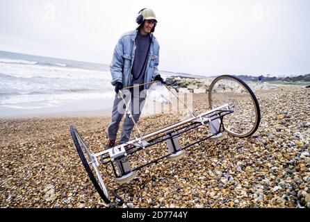 Un étudiant en océanographie de l'Université de Southampton utilisant un evice spécialement construit pour rechercher des cailloux avec des transpondeurs intégrés dans eux dans le cadre d'un projet de cartographie des modèles de la dérive de long rivage sur la plage de Highcliffe sur la côte sud de l'Angleterre. 08 mars 1994. Photo: Neil Turner Banque D'Images