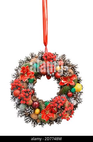 Couronne de Noël avec boules rouges et baies sur fond blanc Banque D'Images