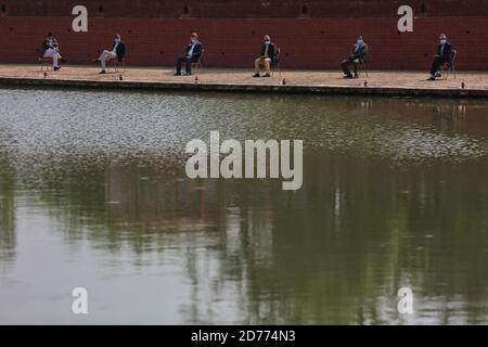 Katmandou, Népal. 21 octobre 2020. Les responsables népalais s'assoient à distance lors de la cérémonie d'inauguration de Rani Pokhari (l'étang de la Reine), qui a été endommagé lors du tremblement de terre de 2015, à Katmandou, au Népal, le 21 octobre 2020. Credit: Sulav Shrestha/Xinhua/Alamy Live News Banque D'Images