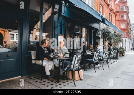 LONDRES, ROYAUME-UNI-28 AVRIL 2019. Vue sur la rue avec terrasse du restaurant pendant le déjeuner à Londres, en plein air Banque D'Images