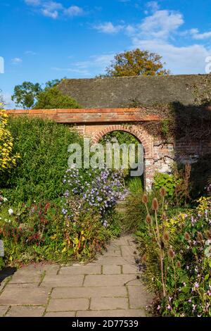 Les jardins de Great Dixter créés par Christopher Lloyd au soleil de la fin de l'automne, avec accès limité aux règles Covid, Northiam, East Sussex, Royaume-Uni Banque D'Images