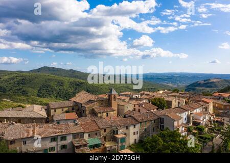 Vue sur le village perché de Trevinano, province de Viterbo, Lazio, Italie Banque D'Images