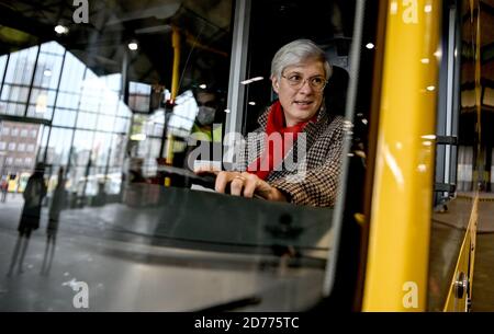 Berlin, Allemagne. 21 octobre 2020. EVA Kreienkamp, présidente du conseil d'administration de BVG, est assise au volant d'un bus « Alexander Dennis Enviro500 ». La société de transports publics de Berlin présente deux nouveaux BVG à deux étages. Chaque bus peut accueillir 112 passagers. À partir de la mi-novembre, les véhicules devraient fonctionner sur la ligne 100. Credit: Britta Pedersen/dpa-Zentralbild/dpa/Alay Live News Banque D'Images